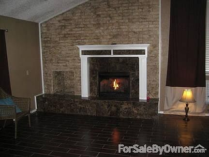 Warm energy-efficient gas fireplace!
						:
						With remote!