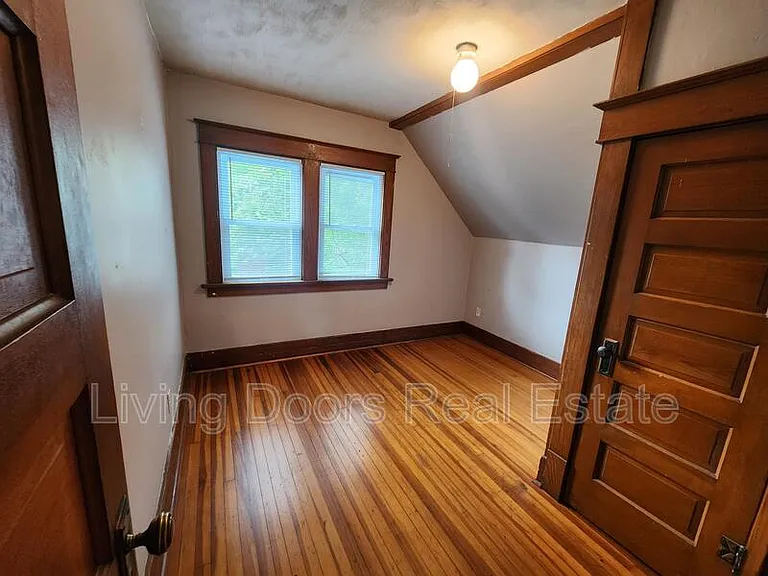 837 Peach St — Photo 14