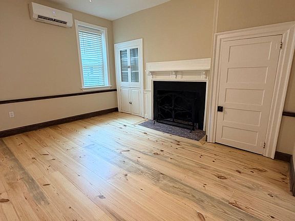 3rd image of 121 E Union St