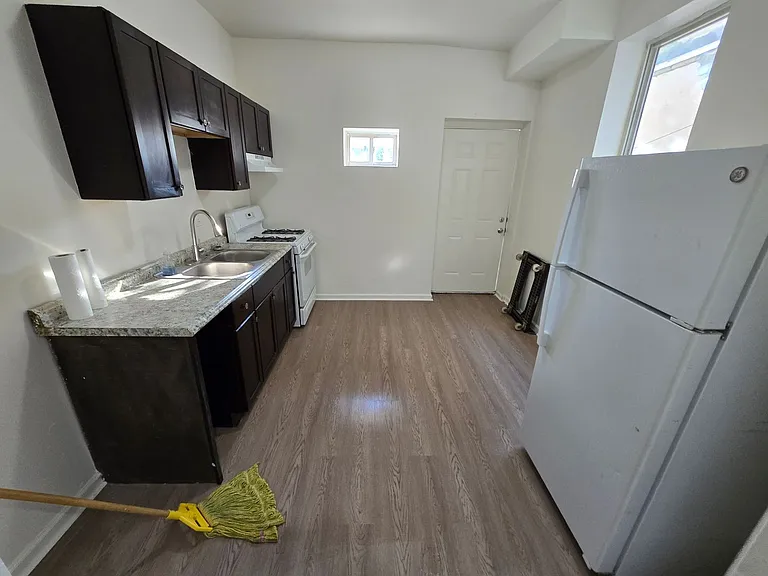 47 N Hobart St — Photo 6