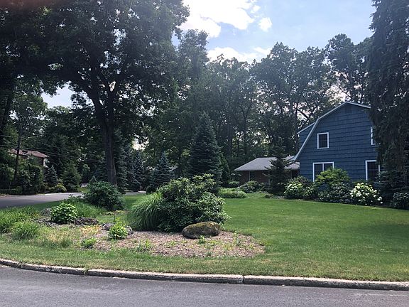 3rd image of 2 Hazelton Ln