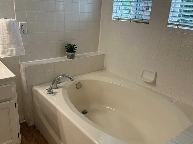 408 Middlebury Ct — Photo 41