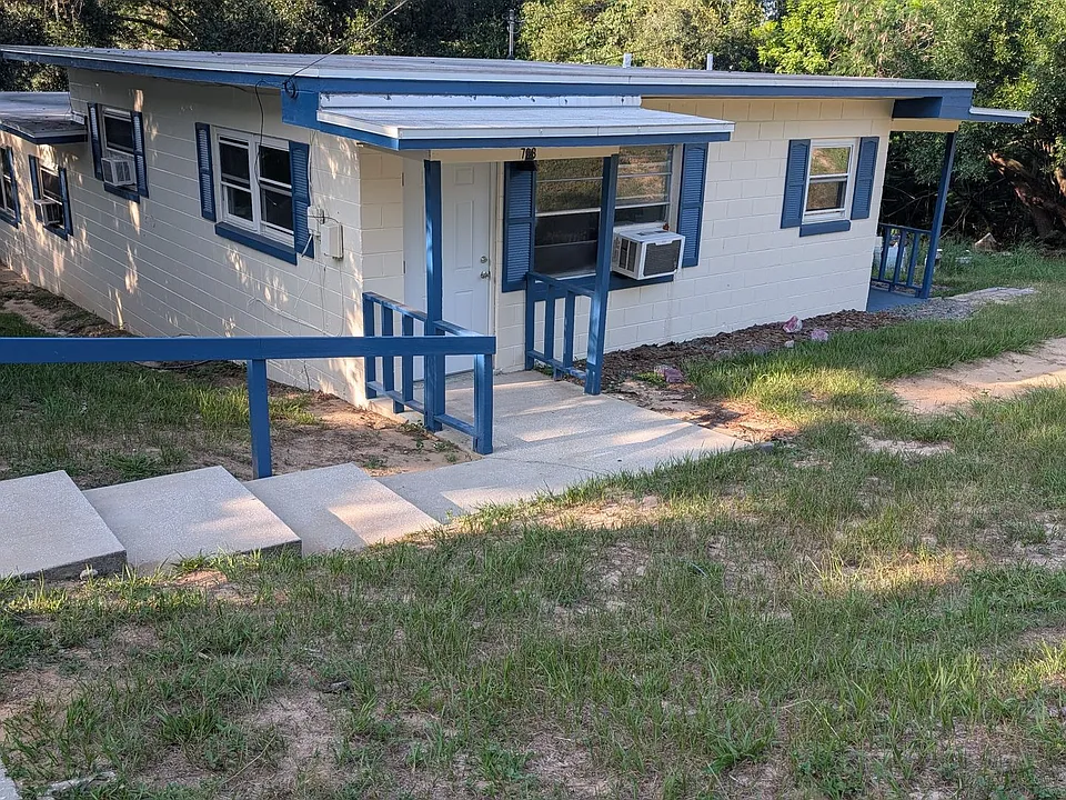 738 E Minneola Ave