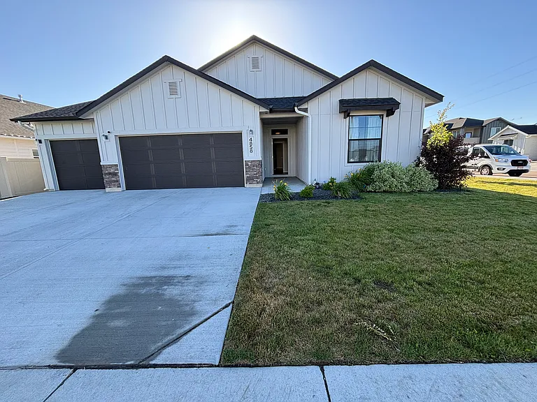 4858 N Elmstone Ave — Photo 2