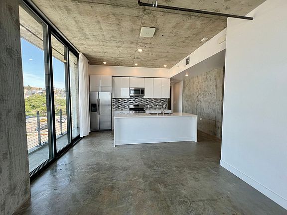 4th image of 2120 Columbia St #21