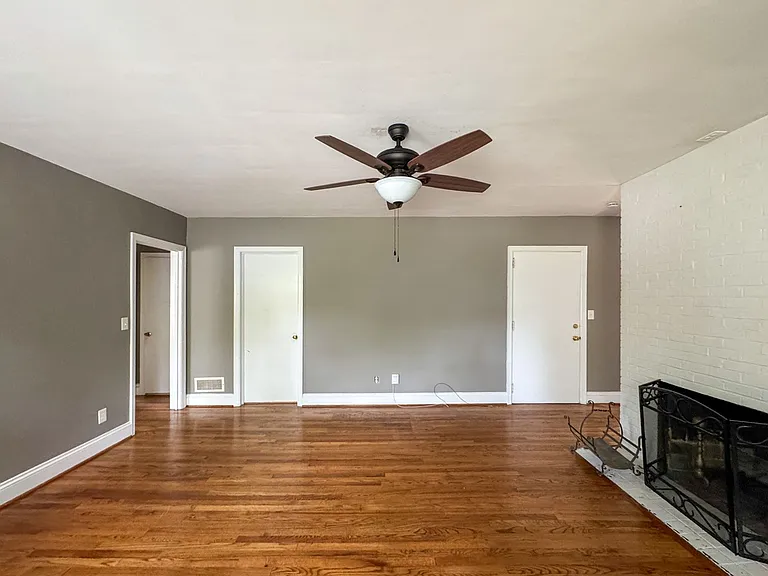 318 Fairwood Ct — Photo 2