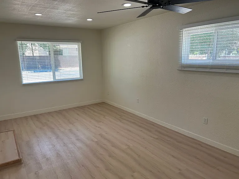 2405 E Dortha Ave — Photo 17
