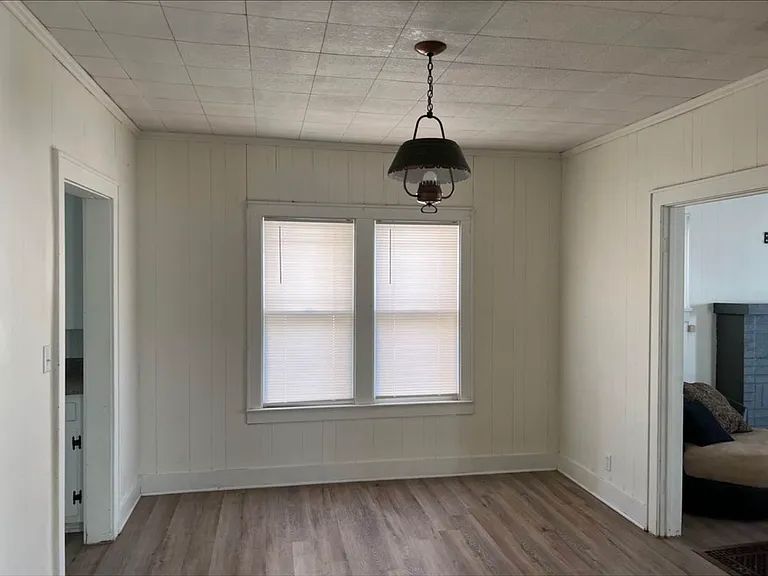 327 N Austin Ave — Photo 3