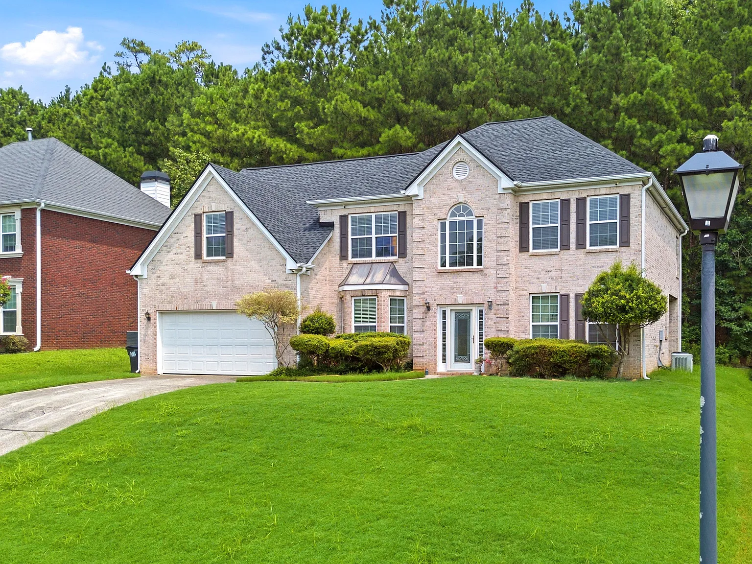 4 bed, 2.5 bath, 2821 sqft, $2,800 — Photo 2