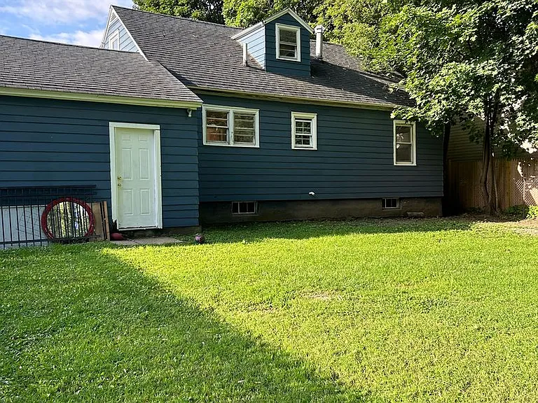122 W Florence Ave — Photo 4