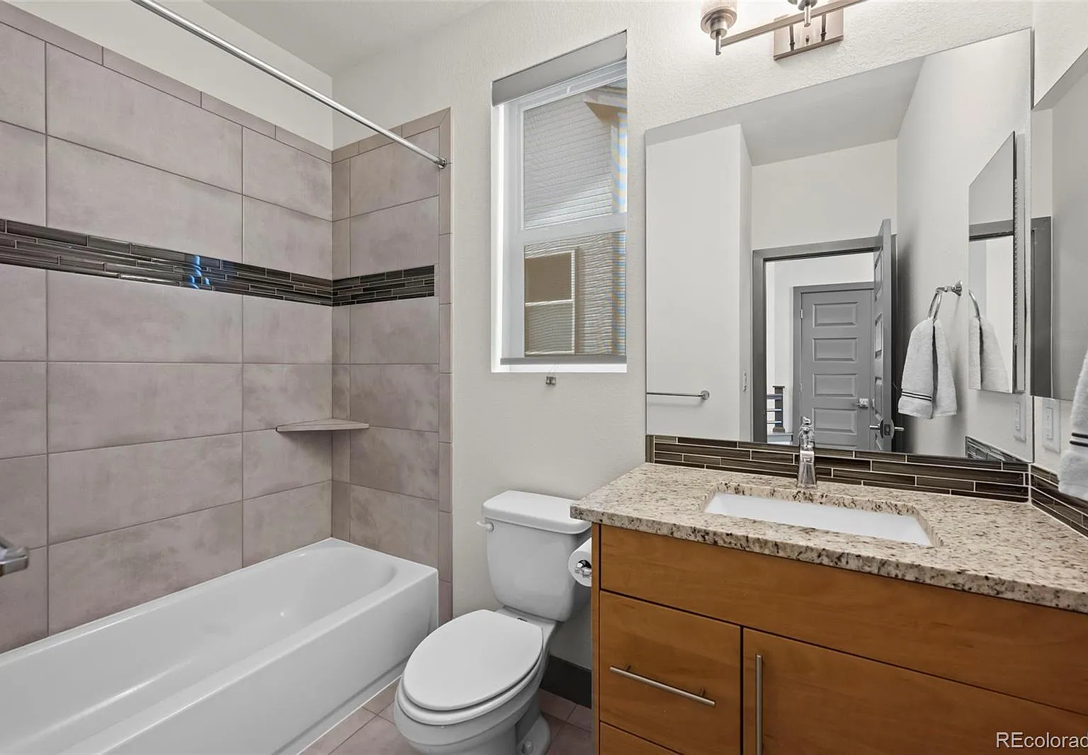 3 bed, 2.5 bath, 1831 sqft, $3,100 — Photo 4
