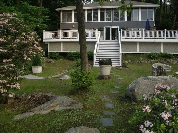 21 Bonaparte Point Dr, Hopatcong, NJ 07843