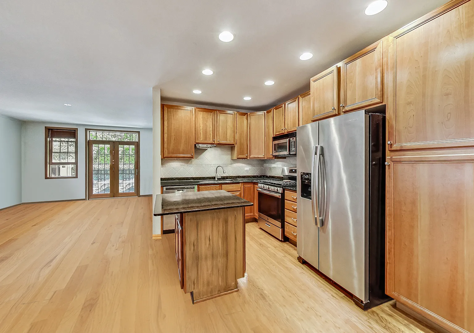 3 bed, 3.0 bath, 2250 sqft, $3,700 — Photo 3