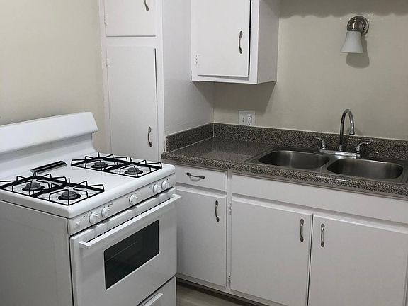 2nd image of 14027 Oxnard St #33