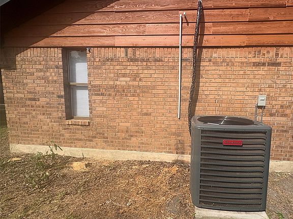 4th image of 1009 Bowie St