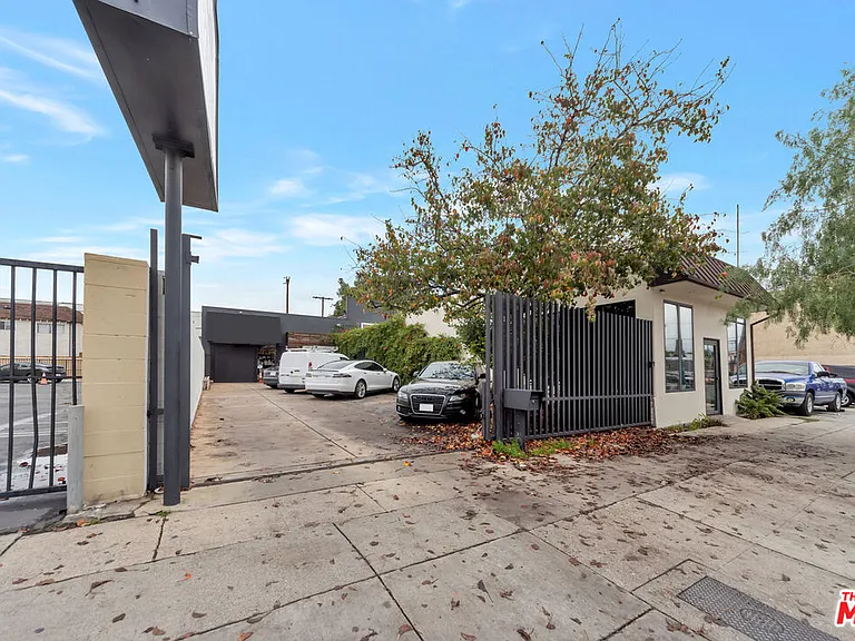 10835 Magnolia Blvd — Photo 1