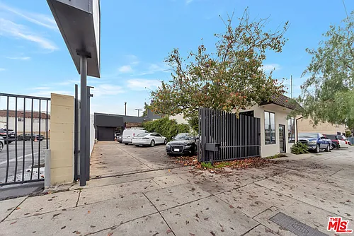 10835 Magnolia Blvd Photo 1
