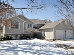808 Vineyard Dr, Lawton, MI 49065