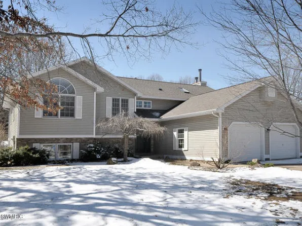 808 Vineyard Dr, Lawton, MI 49065