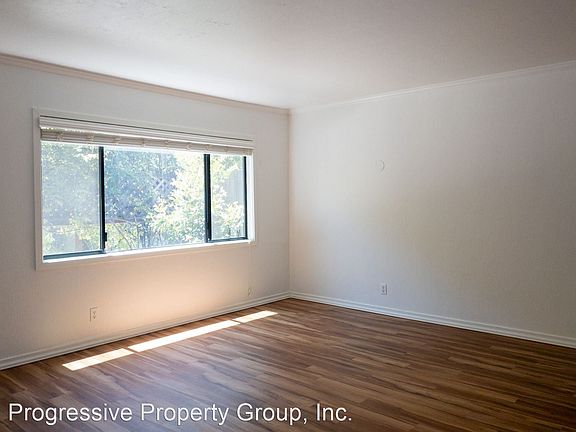 4th image of 111 Ross Ave APT A