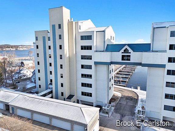 4th image of 2964 Lakeshore Dr Unit W501