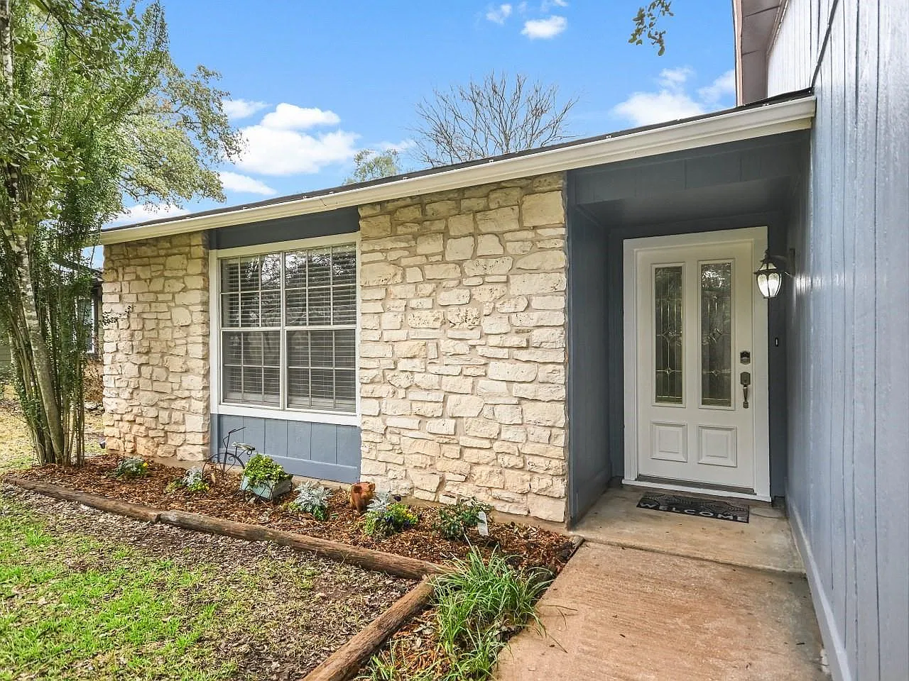 3 bed, 2.0 bath, 1256 sqft, $2,100 — Photo 4
