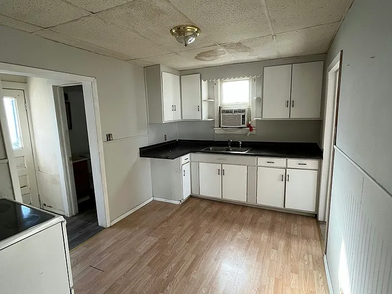 109 E Jackson St — Photo 4