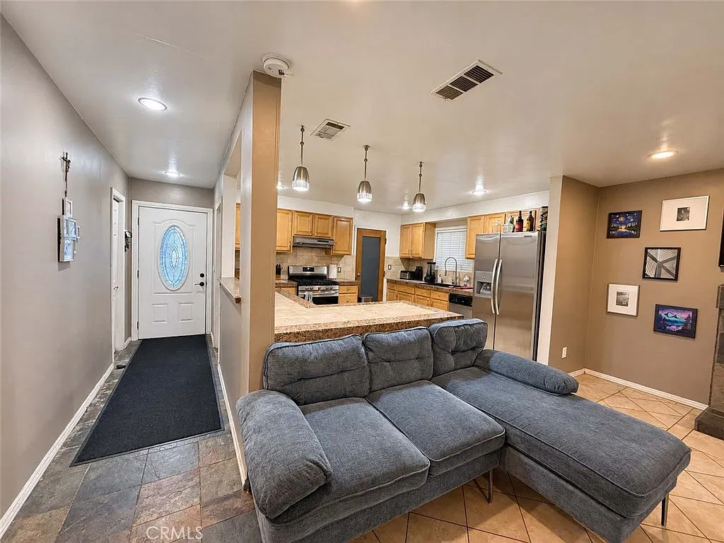 3 bed, 1092 sqft, $3,200 — Photo 4