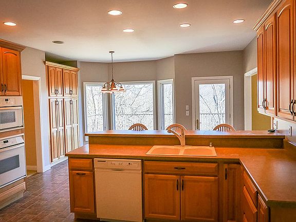 5th image of 123 Whispering Woods Ln