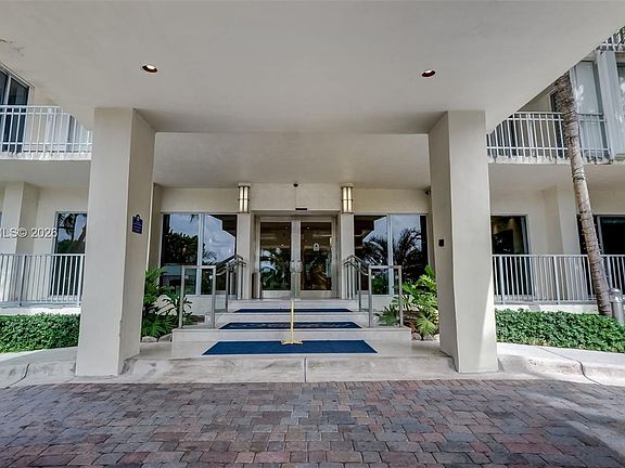 3rd image of 600 Grapetree Dr APT 8FS