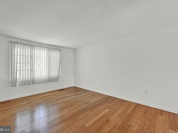 5th image of 281 Berkeley Dr