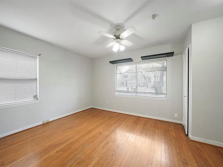 930 W 42nd St — Photo 25