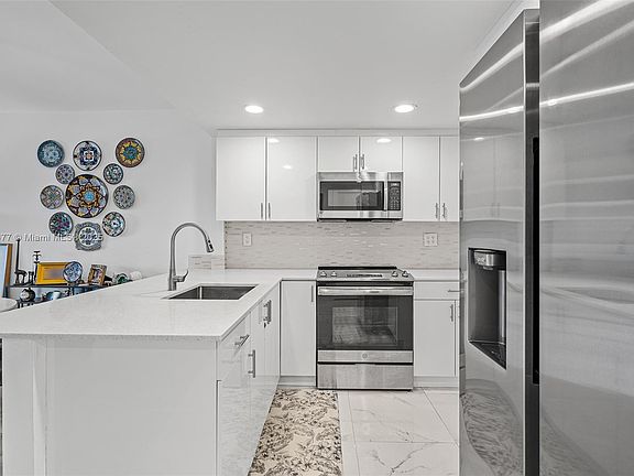 4th image of 16900 NE 14th Ave APT 203