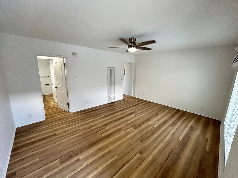 13860 Burbank Blvd — Photo 57