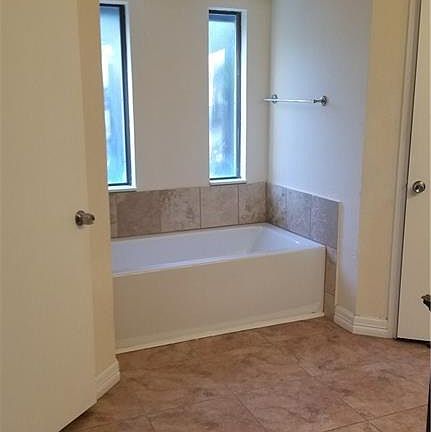 4th image of 694 Savanna Dr