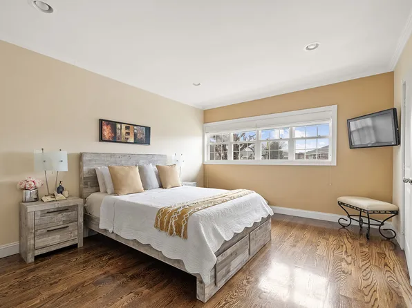 198-31 Pompeii Avenue image 11 of 14