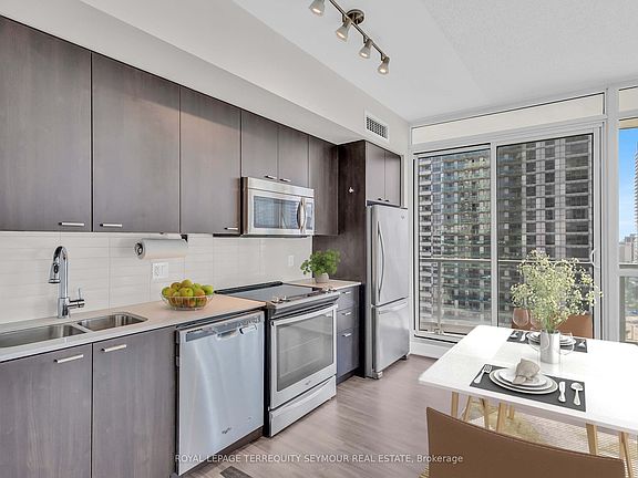 4th image of 30 Roehampton Ave #1210