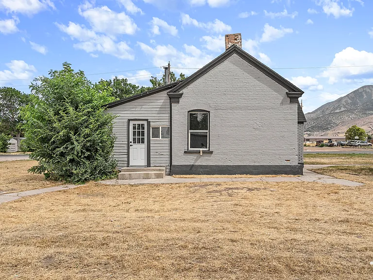 697 N 200 W — Photo 26