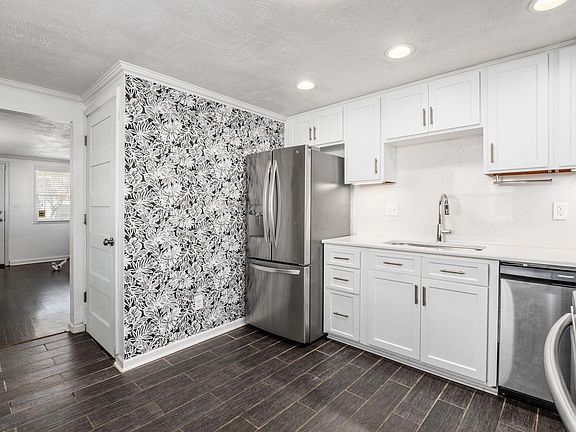 5th image of 169 Rosslyn Ave