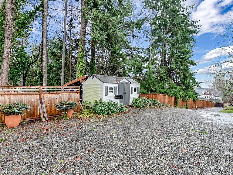 1140 Wing Point Way NE #B — Photo 4