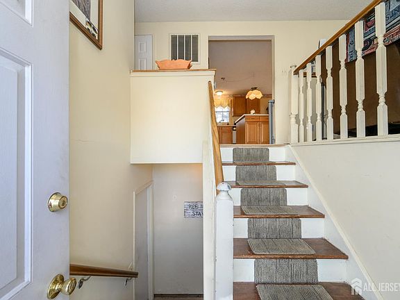 3rd image of 33 Compass Ln