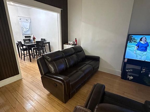 2nd image of 2711 W Oakdale St