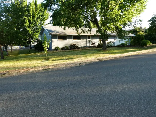 210 NW Reed St, Winston, OR 97496