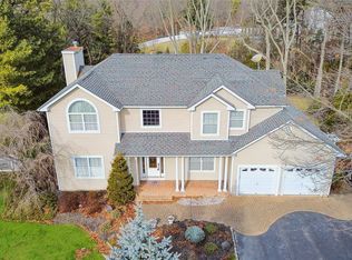 28 Enchanted Forest Rd, Kings Park, NY 11754