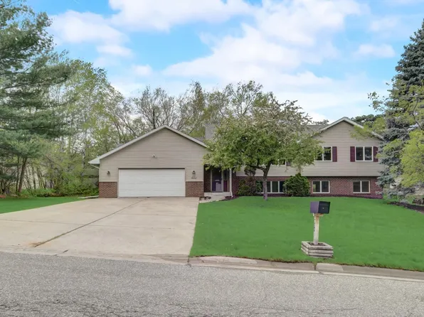 831 Hallam Ave N, Mahtomedi, MN 55115