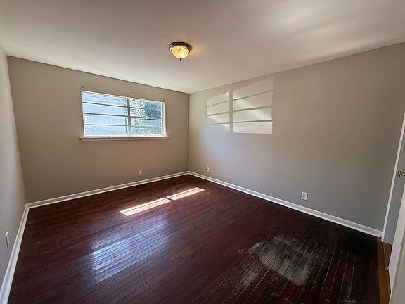 5th image of 905 Stevens Ct NE #1