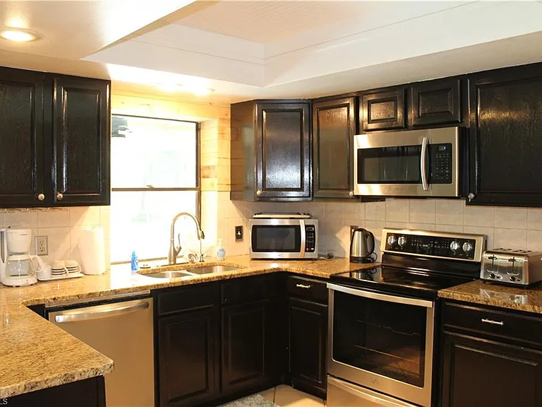 1025 NE Van Loon Ln — Photo 11