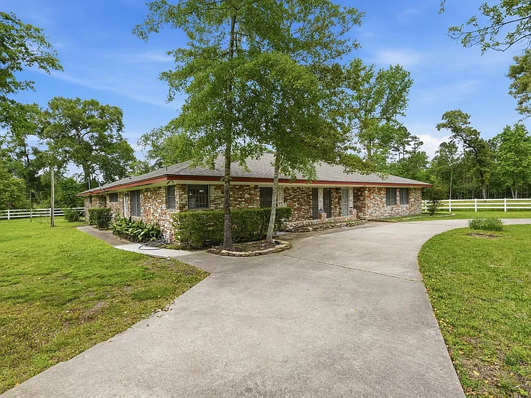 10240 Post Oak Dr — Photo 3