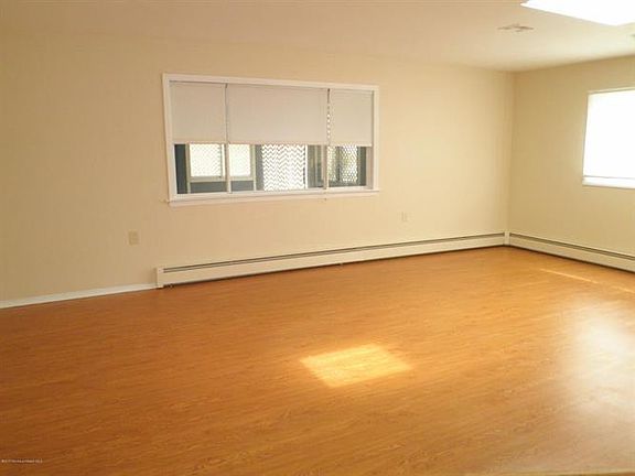 5th image of 8 Carlsbad Dr