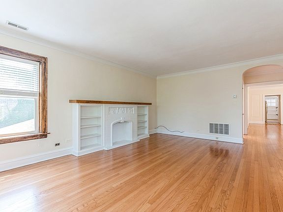 4th image of 7534 N Oakley Ave